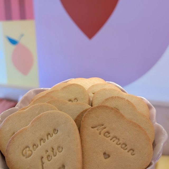 Bonne fête à toutes les mamans, mais aussi les futures, et celles qui ne sont plus là 🩷🙏🏼 

Je vous souhaite une journée pleine de douceur, de rires et de câlins 🥰 vous le méritez tant. 

Biscuits "Bonne fête maman" en exclusivité pour @little.cabana

#mumlife #bonnefetemaman #fetedesmeres #biscuit