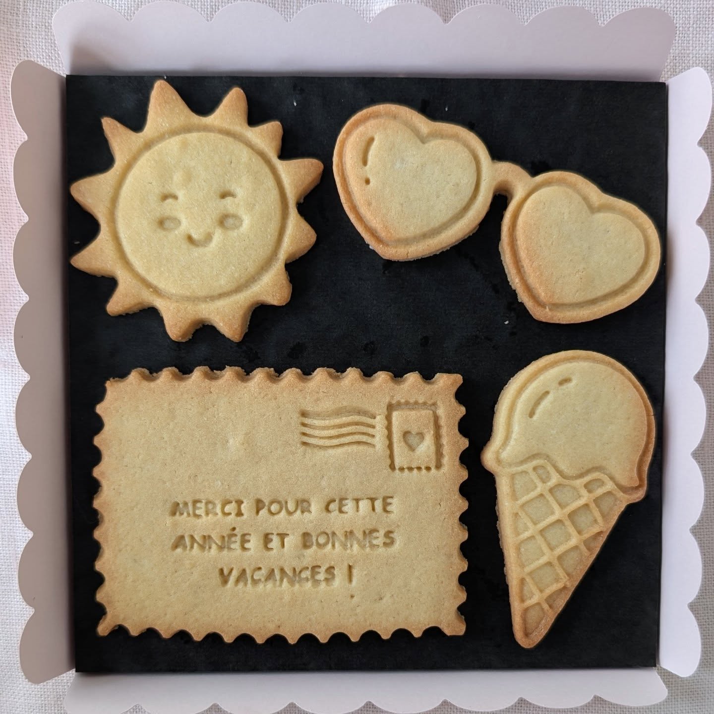 Ca y est, l'année scolaire s'achève (déjà !). Vous souhaitez remercier de façon sincère, gourmande, douce et originale les personnes qui ont compté pour votre enfant cette année et l'ont aidé à grandir et à s'épanouir. Vous êtes au bon endroit 🩷

Retrouvez mes coffrets de biscuits uniques et exclusifs sur l'eshop dédié ! 
➡️ https://biscuits-douce.sumupstore.com/
(Cf le lien dans la bio)

Plusieurs dates et points de retrait vous seront proposés. Et bénéficier de 5% de remise dès 2 coffrets commandés avec le code "DOUCE" ! 

Alors, c'est quoi votre biscuit préféré du coffret ? 😍 Dites-moi en commentaire, j'ai hâte de savoir ! 

#cadeaumaitresse #kids #lille #cadeau #lillemaville