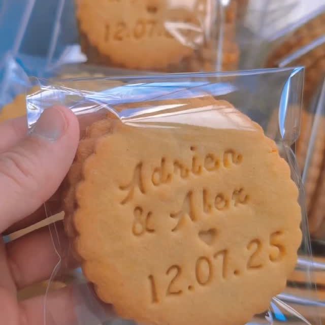 Aujourd'hui, je vous emmène avec moi à l'atelier pour vous montrer les différentes étapes de fabrication de mes biscuits 😊 cela faisait longtemps que je voulais vous montrer ces étapes, qui demandent beaucoup de précision, de minutie, de régularité (et bien sûr d'amour 🩷).

J'ai vraiment été très honorée de célébrer le mariage d'Adrien et Alexandre avec mes biscuits qui ont été offerts à leurs invités en souvenir de cette journée unique. Merci infiniment à tous les deux pour votre confiance 🙏🏼

Ce réel vous a plu ? Alors likez, commentez, partagez, abonnez-vous ! Merci de tout cœur de me suivre dans mes aventures et à tout bientôt 🌸

Florence 

#biscuit #mariage #wedding #lille #lillemaville #cadeau #amour #love