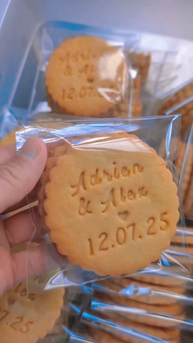 Aujourd'hui, je vous emmène avec moi à l'atelier pour vous montrer les différentes étapes de fabrication de mes biscuits 😊 cela faisait longtemps que je voulais vous montrer ces étapes, qui demandent beaucoup de précision, de minutie, de régularité (et bien sûr d'amour 🩷).

J'ai vraiment été très honorée de célébrer le mariage d'Adrien et Alexandre avec mes biscuits qui ont été offerts à leurs invités en souvenir de cette journée unique. Merci infiniment à tous les deux pour votre confiance 🙏🏼

Ce réel vous a plu ? Alors likez, commentez, partagez, abonnez-vous ! Merci de tout cœur de me suivre dans mes aventures et à tout bientôt 🌸

Florence 

#biscuit #mariage #wedding #lille #lillemaville #cadeau #amour #love